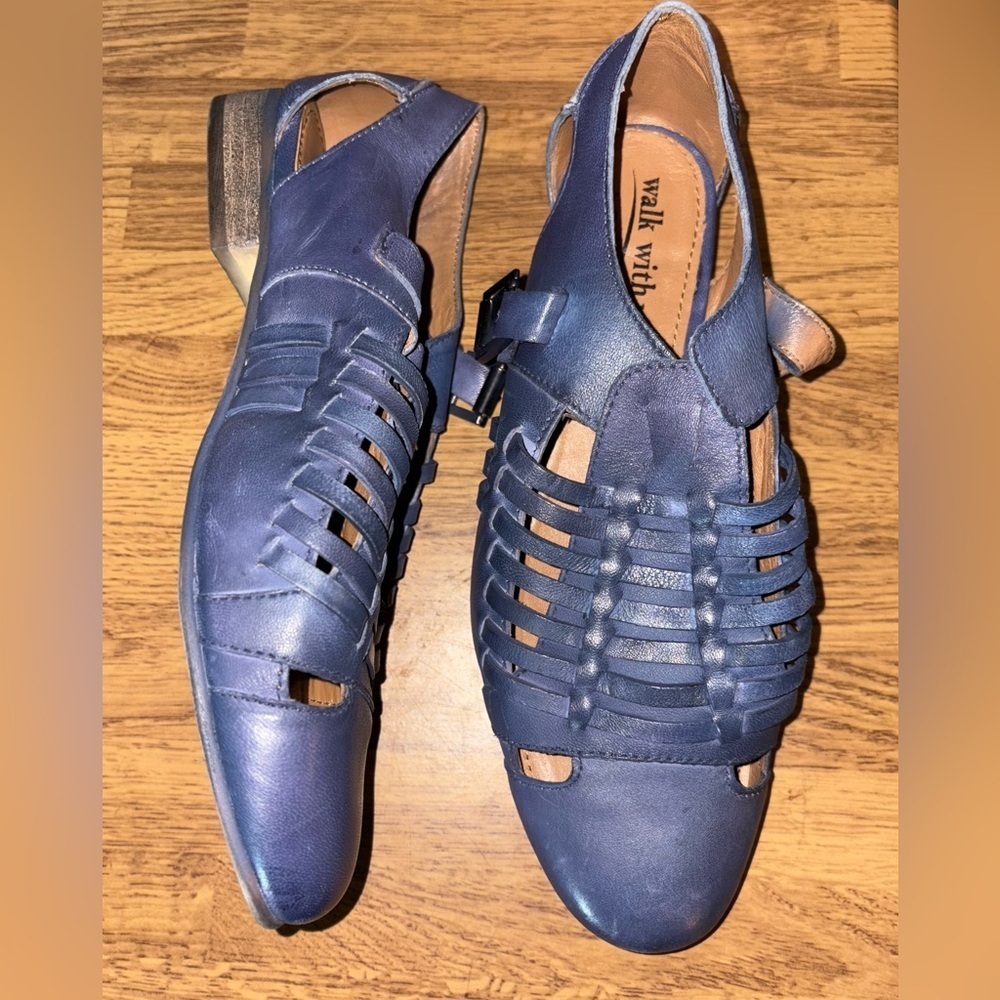 🥿NWOT 🥿
Coldwater Creek Blue Leather Flats Size 7